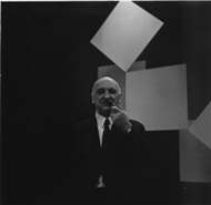 Henryk Stażewski na wystawie swoich reliefów w Galerii Foksal, 1967, fot. Eustachy Kossakowski, fot. z Archiwum Galerii Foksal