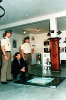 Daniel Knorr - wcześniejsze prace: 
Powder (1994)
500 grams confiscated cocaine, bulletproof glass, police
advertisement, police forces
Galerie der Künstler, München 