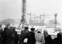 Grudzień 1952, mieszkańcy Warszawy obserwują budowę Pałacu Kultury ze specjalnie zbudowanego w tym celu tarasu. Fot. ADM/PAP