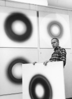 Wojciech Fangor podczas przygotowań wystawy indywidualnej w Galerie Springer, Berlin, 1965.