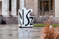 "MSzN" - rzeźba zaprojektowana przez Fangora w 2015 roku specjalnie dla Muzeum Sztuki Nowoczesnej w Warszawie. Fot. Marta Ejsmont / Muzeum Sztuki Nowoczesnej w Warszawie.