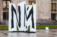 "MSzN" - rzeźba zaprojektowana przez Fangora w 2015 roku specjalnie dla Muzeum Sztuki Nowoczesnej w Warszawie. Fot. Marta Ejsmont / Muzeum Sztuki Nowoczesnej w Warszawie.
