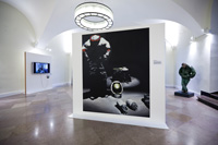 widok wystawy, na pierwszym planie: Wilhelm Sasnal „Bez tytułu (Astronauta)”, 2011, fot. Bartosz Stawiarski