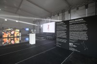 Widok wystawy „Chuliganki” Muzeum Sztuki Nowoczesnej w Warszawie na Open'er Festival 2017, fot. Bartosz Stawiarski.