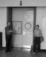 Przemysław Kwiek i Zofia Kulik przed wejsciem do pokoju nr 20 Josepha Beuysa i Free International University,
Akademia Sztuk Pięknych w Dusseldorfie, 1981
archiwum KwieKulik