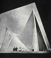 wystawa „Przestrzeń między nami” 
Le Corbusier, Iannis Xenakis, Pawilon Philipsa, Bruksela EXPO ’58, fot. E. Hartwig, archiwum Ewy Hartwig-Fijałkowskiej. 