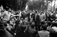 Giancarlo de Carlo debates with Gianemilio Simonetti as protesting students take over the Milan Triennale in May 1968. Photograph by Cesare Colombo. Courtesy of the author.