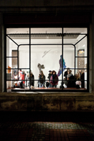 Wernisaż wystawy "Krzyk mody", witryna dawnego sklepu Porthos projektu Pauliny Ołowskiej, fot. Bartek Stawiarski