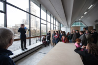 Oprowadzanie kuratorskie prowadzone przez Tomasza Fudalę, fot. Bartek Stawiarski