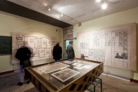 Widok wystawy "Spór o odbudowę", 7. edycja festiwalu Warszawa W Budowie, budynek dawnej szkoły przy Emilii Plater 29. Fot. B. Stawiarski